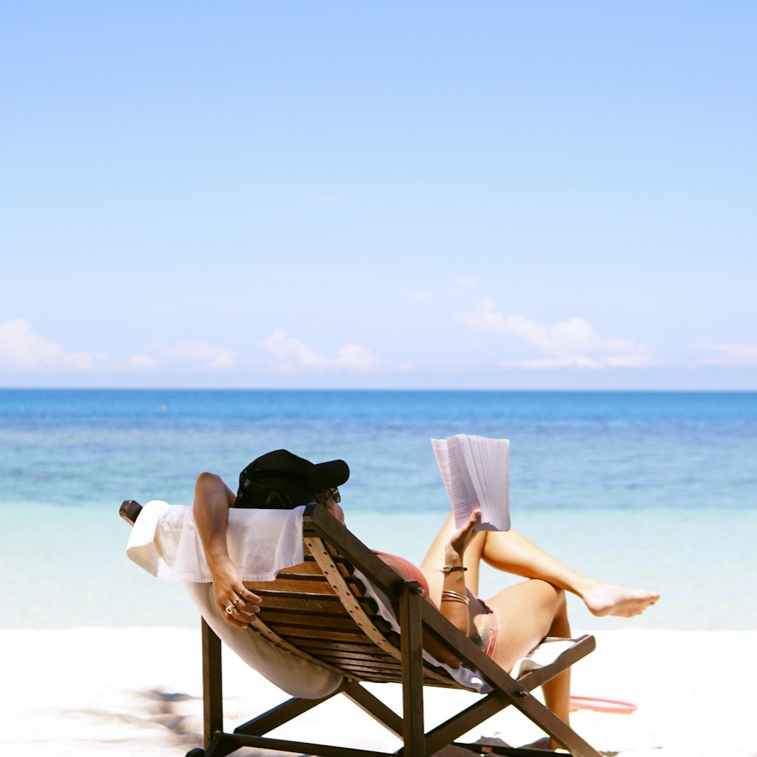 women-is-chilling-on-beach-side
